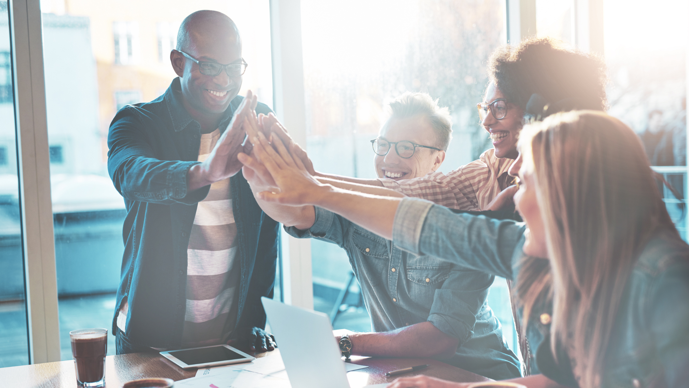 Empresarios estrechando manos tras cerrar una sociedad exitosa.