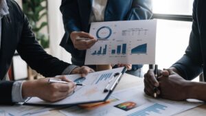 Empresario colombiano revisando estados financieros para saber cuándo necesita valorar su empresa. cuándo necesito valorar mi empresa.